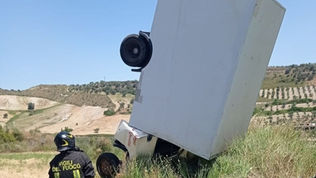 Autocarro si ribalta sulla Sp 148 e resta bloccato in verticale. Ferito il conducente