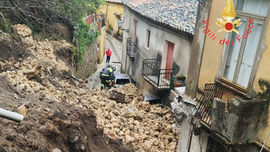 Vigili del fuoco impegnati nell’area della frana a Cattolica di Stilo, in provincia di Reggio Calabria