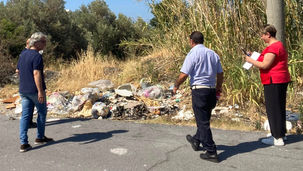Discarica abusiva in una strada periferica di Cetraro