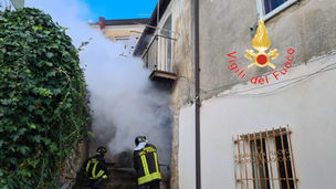 Curinga, in fiamme un'abitazione nel centro storico