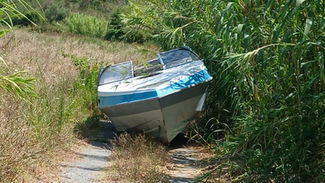 Un motoscafo abbandonato tra i rifiuti nelle campagne di Santa Domenica Talao! La dura denuncia del sindaco Lucchesi