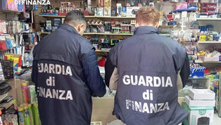 Operazione della Gdf di Cosenza sul Tirreno: sequestrati 380.000 articoli pericolosi e contraffatti durante le feste di aprile e maggio