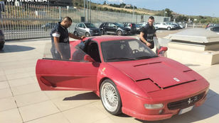 Auto modificata per sembrare una Ferrari F355GTS sequestrata dalla Guardia di Finanza a Catanzaro