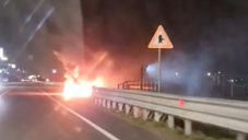 Santa Maria del Cedro Un'automobile avvolta dalle fiamme a bordo strada lungo la carreggiata della Statale 18