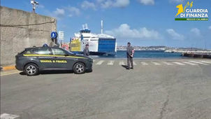 Militari della Guardia di Finanza  durante il sequestro di cocaina a Villa San Giovanni