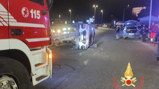 Incidente stradale a Catanzaro: vigili del fuoco soccorrono un ferito