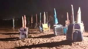 Tortora, contro gli ombrelloni segnaposto: operazione della guardia costiera. Sequestri