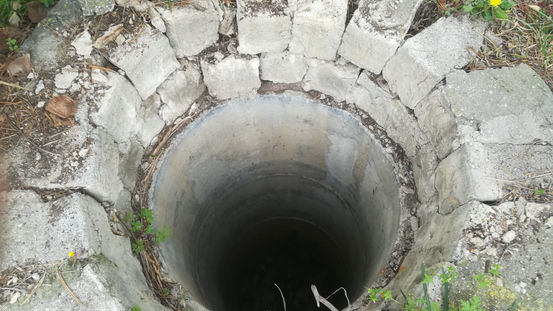Scalea, pozzo scoperto: pericolo in area frangivento - foto