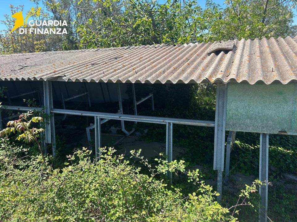 Sequestro di un complesso industriale con tetti in cemento-amianto deteriorato da parte della Guardia di Finanza