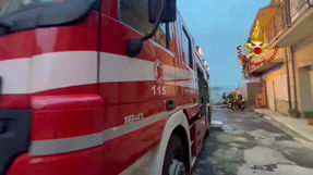 Cutro, incendio in un magazzino con auto e furgone. Abitazioni a rischio