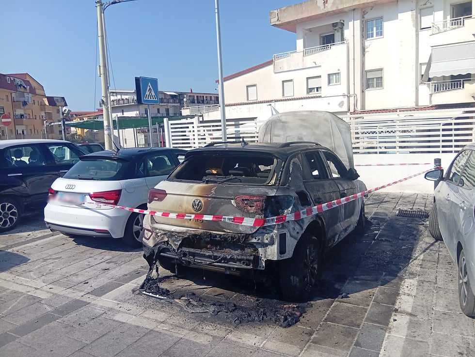 Scalea, incendio auto nel piazzale della stazione