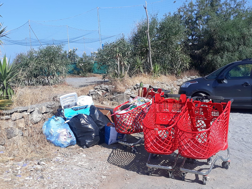 Scalea, carrelli in spiaggia
