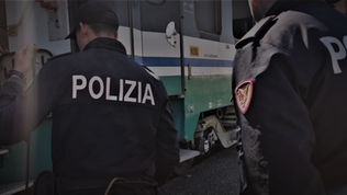 Agenti della Polizia Ferroviaria impegnati in controlli lungo le linee ferroviarie in Calabria