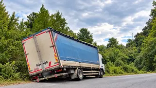 Cetraro, camion piegato su un lato in contrada Sinni