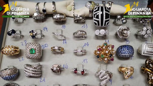 Orologi di lusso e preziosi confiscati in indagine su schema Ponzi