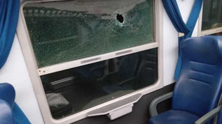 Diamante, masso contro un treno. Cristallo in frantumi. L'amministrazione condanna