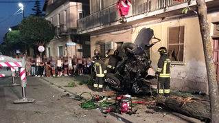 Grave incidente a Cutro, auto esce di strada e si ribalta: un morto
