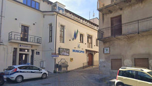 Municipio di Grisolia e sede del Comune dove si discute dei pignoramenti Tari su conti correnti e pensioni sociali