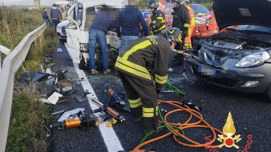 Incidente stradale a Catanzaro nei pressi della cittadella regionale: tre feriti, uno è grave