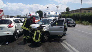 Crotone, incidente stradale sulla SS 106 con tre feriti. Video live