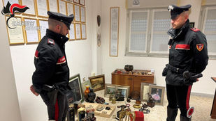 I carabinieri con la refurtiva recuperata a Cirò Marina