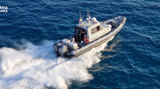 Vedetta Guardia di Finanza durante un salvataggio in mare