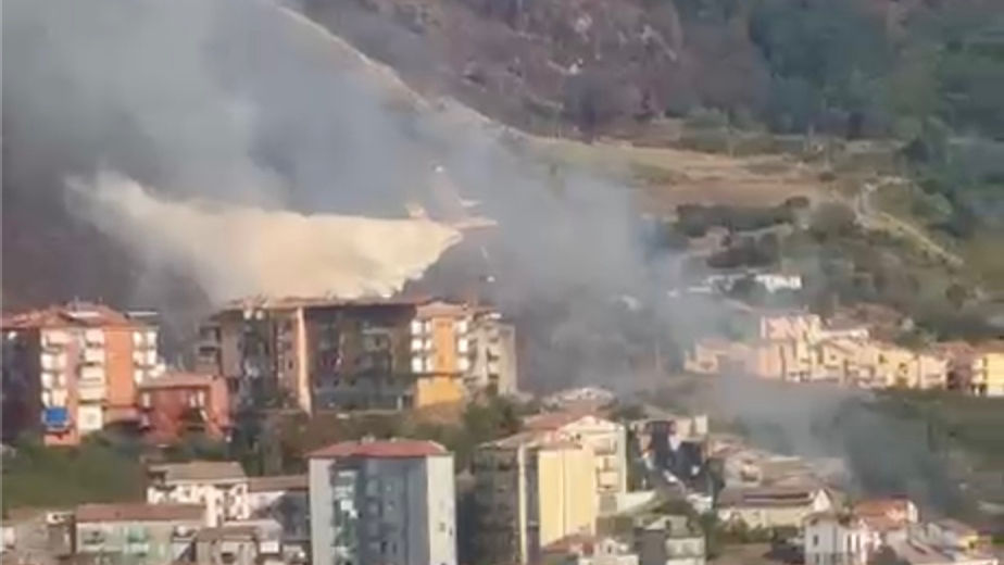 Canadair in azione sopra Verbicaro durante l’incendio