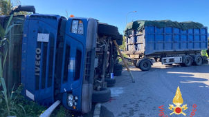 Autotreno ribaltato sulla Statale 106 nel comune di Simeri Crichi