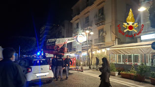 Vigili del Fuoco Crotone intervento incendio Viale Colombo autoscala