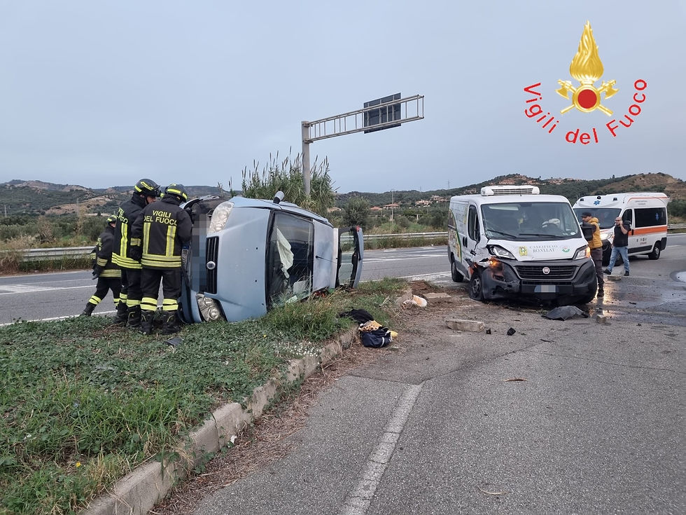 Squillace, incidente fra un'auto e un furgone sulla SS 106, ferito il conducente della Fiat Punto