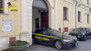 Militari della Guardia di Finanza di Catanzaro durante un'operazione contro la 'ndrangheta per traffico di droga