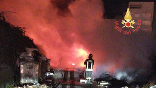 Lamezia Terme, vasto incendio nell'area Rom di Scordovillo