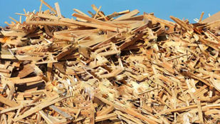 Catasta ordinata di pallet, casse e mobili in legno dismessi, stoccati all'interno di un'isola ecologica in attesa delle procedure di recupero