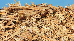 Catasta ordinata di pallet, casse e mobili in legno dismessi, stoccati all'interno di un'isola ecologica in attesa delle procedure di recupero