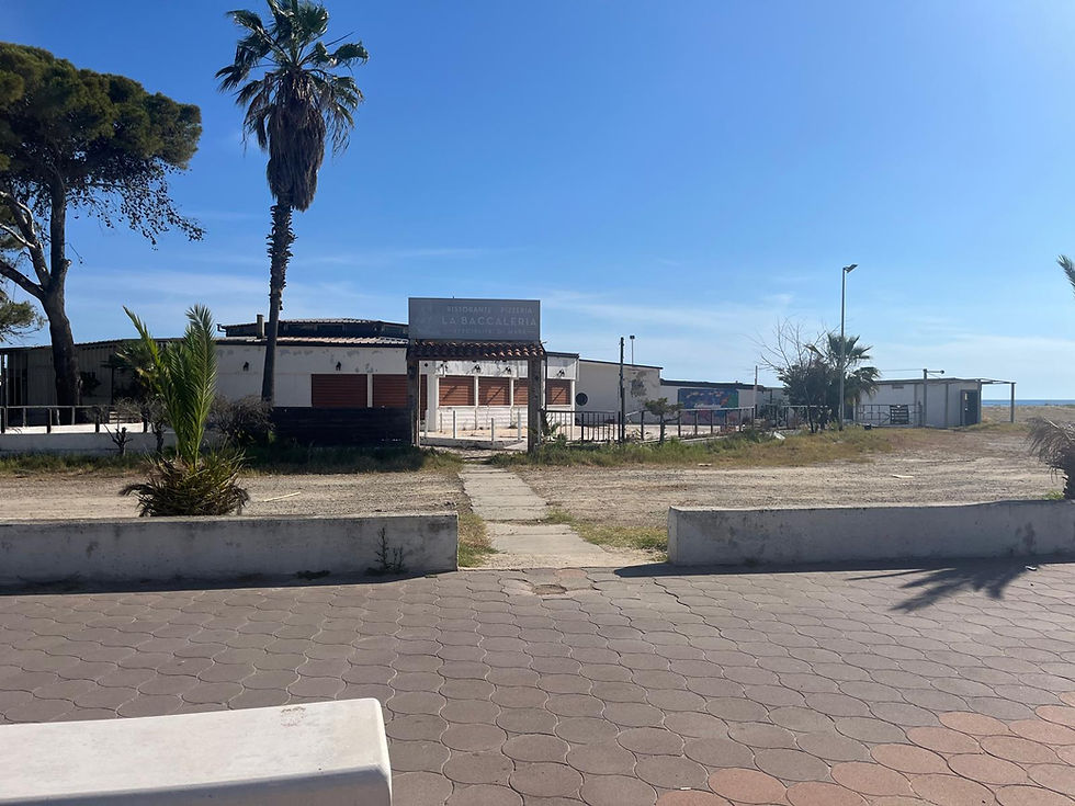 Spiaggia di Schiavonea interessata dagli interventi di demolizione dei manufatti abusivi dell’ex lido Lo Scarafaggio