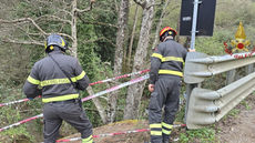 Figline Vegliaturo, cadono in monopattino nel fiume: 2 feriti