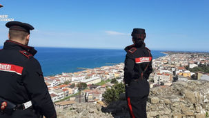 Rifiuta di acquistare le sigarette, picchiato e segregato: arrestato a Cariati un 35enne