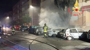 Vigili del Fuoco spengono incendio auto a Lamezia Terme, via I Maggio