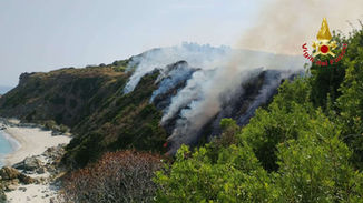 Vasto incendio a Zambrone: fiamme sotto la stazione, sospesa la circolazione dei treni e massiccio intervento in corso con l'elicottero