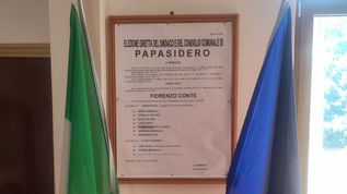 Manifesto dei consiglieri eletti oscurato con vernice nera a Papasidero