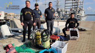 Ricci di mare salvati e rigettati in mare dalla Guardia di Finanza