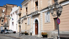 Palazzo comunale di Amantea, sede del Comune coinvolto nel piano di rientro da oltre 4,4 milioni per debiti energetici