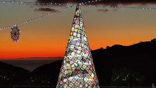 Da Sangineto un Buon Natale con un albero ricamato all'uncinetto