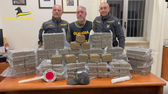 125 Kg di hashish: arrestato un corriere della droga a Villa San Giovanni 🖥