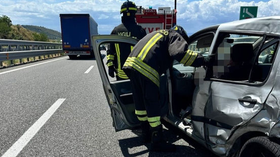 Incidente A2 al Km 303: vigili del fuoco al lavoro sul luogo dello scontro