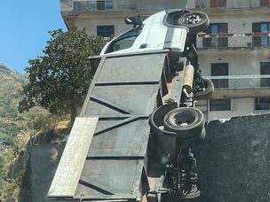 Cetraro, autocarro ribaltato al ponte sull’Aron: strada riaperta