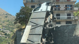 Cetraro, autocarro ribaltato al ponte sull’Aron: strada riaperta