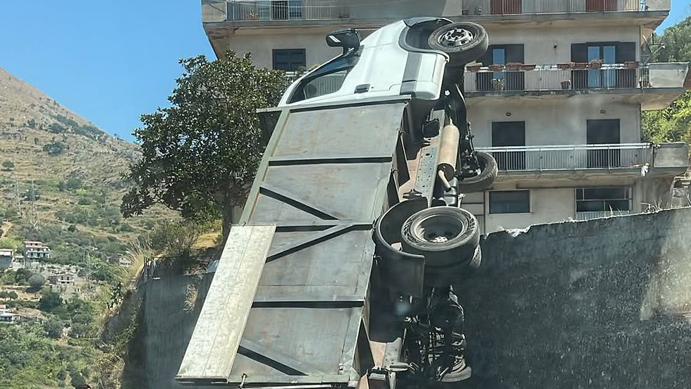 Cetraro, autocarro ribaltato al ponte sull’Aron: strada riaperta