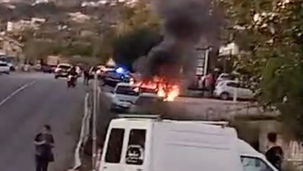 Fiat Punto in fiamme mentre transita sulla Statale 18 a San Lucido