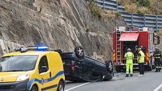 Paola, auto ribaltata alla Castagnella: perde carburante, i dettagli